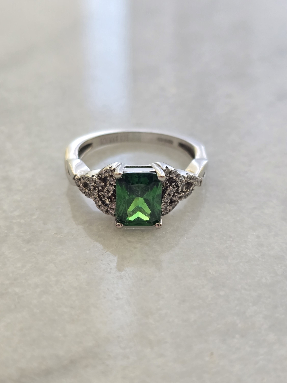 Solvar Trinity Knot Ring